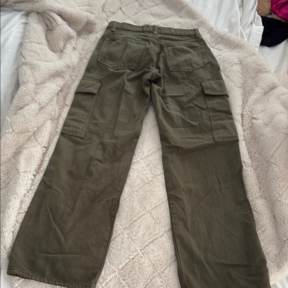 Zara Green Cargo Pants with Utility Pockets and Relaxed Fit - Picture 3 of 3